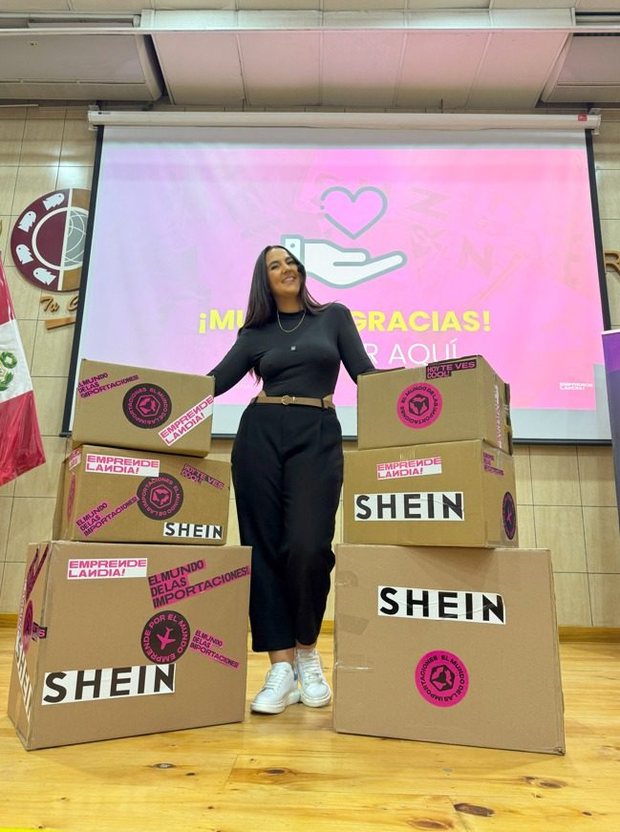 Valeria Bernardo junto a cajas de pedidos de Emprendelandia