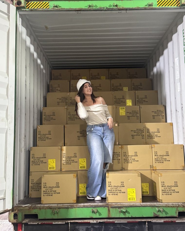 Valeria Bernardo dentro de un contenedor cargado de cajas